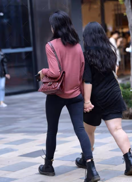 粉紫色上衣搭配緊身牛仔褲，時尚大方，舒適休閒，這個美女腿好長