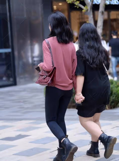 粉紫色上衣搭配緊身牛仔褲，時尚大方，舒適休閒，這個美女腿好長