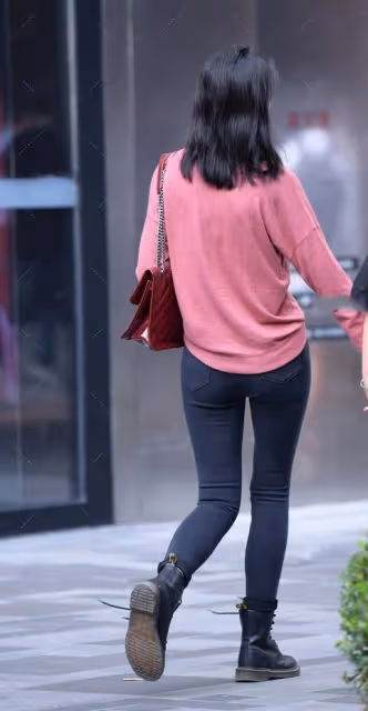 粉紫色上衣搭配緊身牛仔褲，時尚大方，舒適休閒，這個美女腿好長