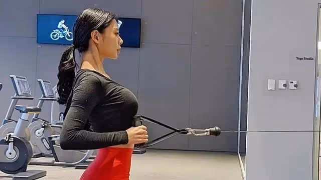 「亞洲第一美女」李成敏有多撩人？網友：當鏡頭下移時，太美了吧
