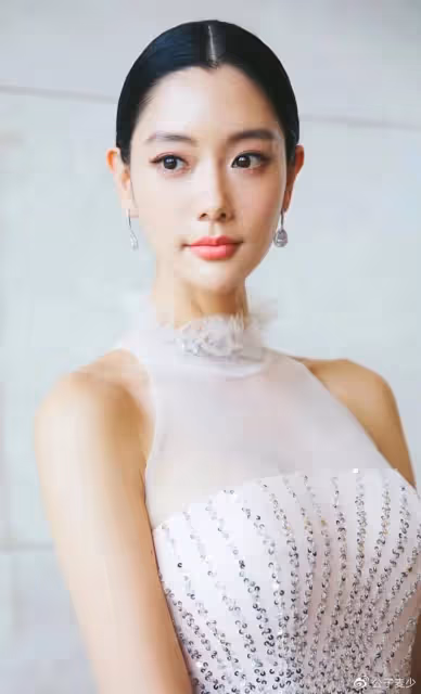 「亞洲第一美女」李成敏有多撩人？網友：當鏡頭下移時，太美了吧