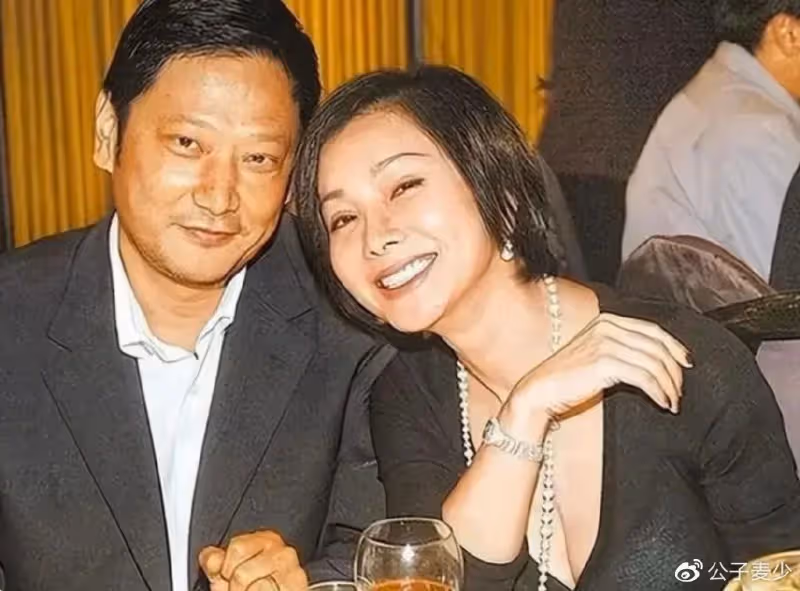 67歲億萬富婆至今單身，男友無數最小20歲，蕭亞軒的快樂她最懂