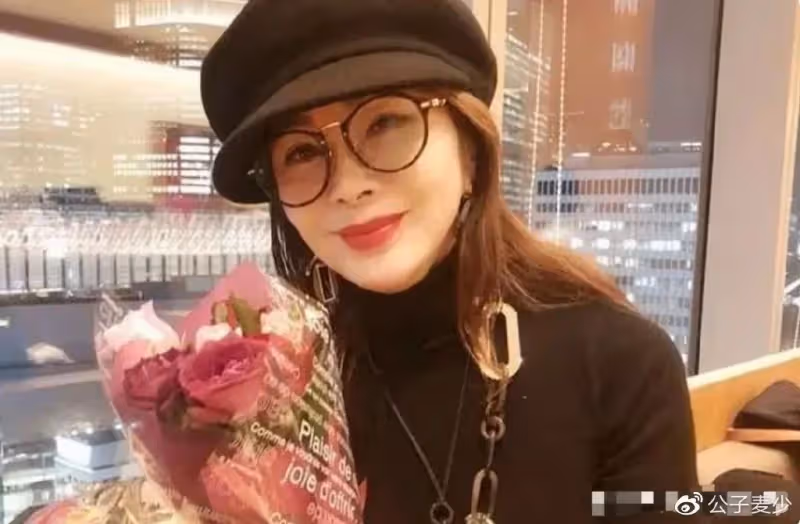 67歲億萬富婆至今單身,男友無數最小20歲,蕭亞軒的快樂她最懂