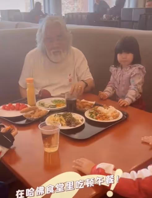71歲張紀中全家游哈佛，眼睛耷拉狀況堪憂，妻子小腹凸起疑懷三胎