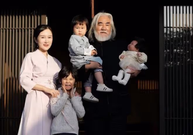 71歲張紀中全家游哈佛，眼睛耷拉狀況堪憂，妻子小腹凸起疑懷三胎