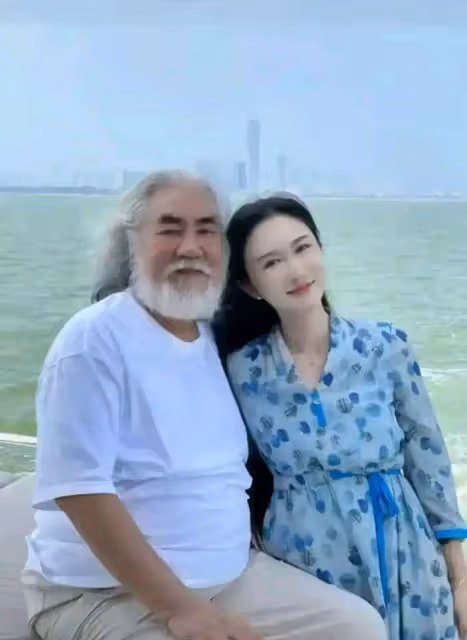 71歲張紀中全家游哈佛，眼睛耷拉狀況堪憂，妻子小腹凸起疑懷三胎