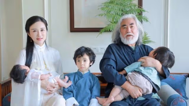 71歲張紀中全家游哈佛，眼睛耷拉狀況堪憂，妻子小腹凸起疑懷三胎