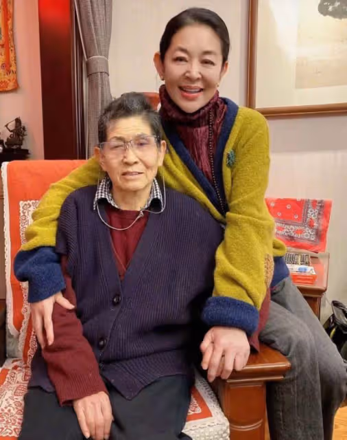 倪萍91歲母親病危，61歲倪萍連夜搶救守護，與母親的手綁在一起