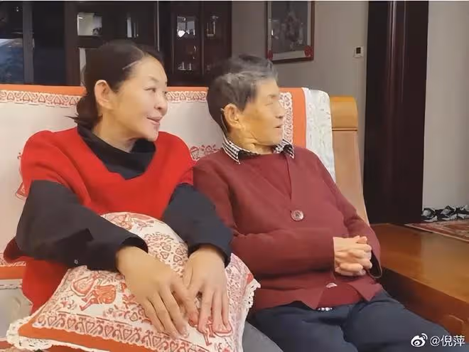 倪萍91歲母親病危，61歲倪萍連夜搶救守護，與母親的手綁在一起