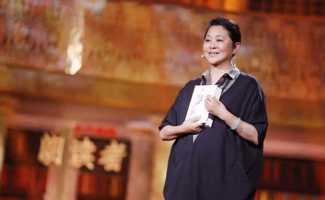 倪萍91歲母親病危，61歲倪萍連夜搶救守護，與母親的手綁在一起