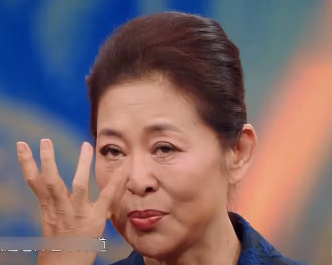 倪萍91歲母親病危，61歲倪萍連夜搶救守護，與母親的手綁在一起