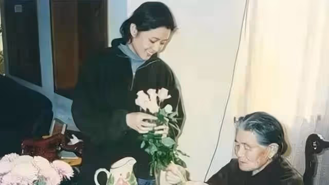 倪萍91歲母親病危，61歲倪萍連夜搶救守護，與母親的手綁在一起