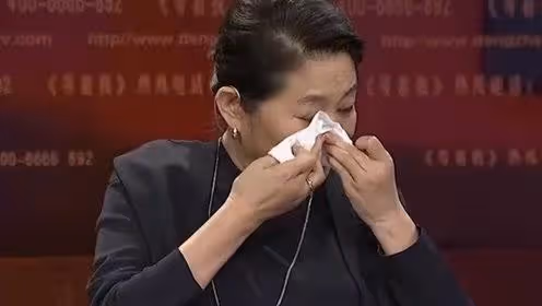 倪萍91歲母親病危，61歲倪萍連夜搶救守護，與母親的手綁在一起