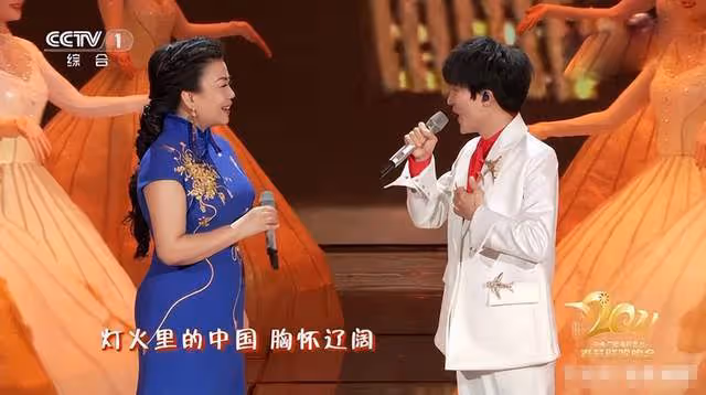 春晚歌唱家張也患支氣管炎，堅持登台表演太敬業，不穿旗袍變化大