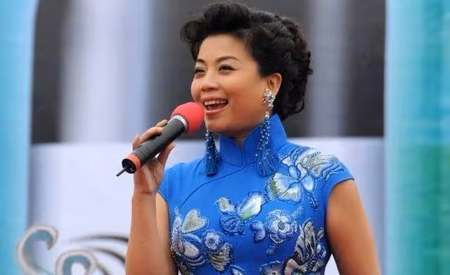春晚歌唱家張也患支氣管炎，堅持登台表演太敬業，不穿旗袍變化大