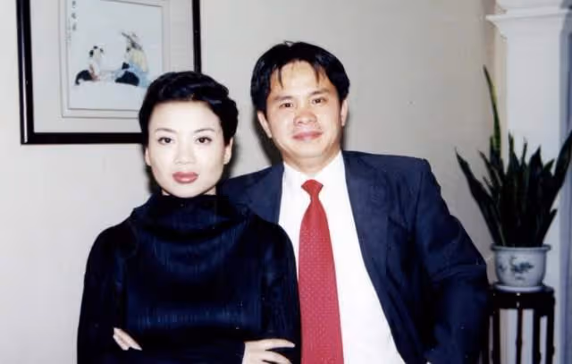 春晚歌唱家張也患支氣管炎，堅持登台表演太敬業，不穿旗袍變化大