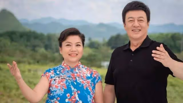 春晚歌唱家張也患支氣管炎，堅持登台表演太敬業，不穿旗袍變化大