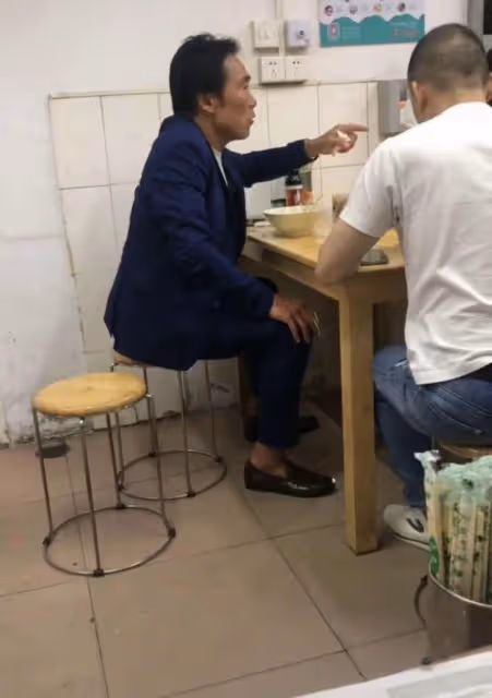 58歲香港戲骨定居內地，現身破舊麵館，因妻子出軌捲款消失疑抑鬱