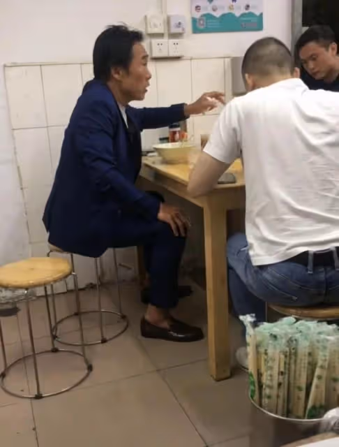 58歲香港戲骨定居內地，現身破舊麵館，因妻子出軌捲款消失疑抑鬱