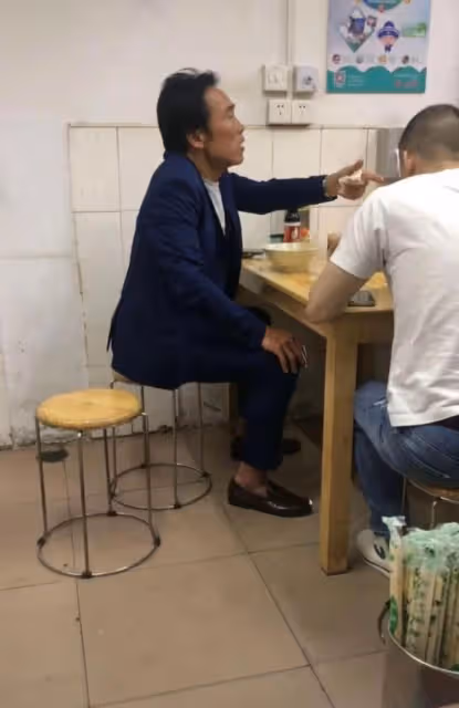 58歲香港戲骨定居內地，現身破舊麵館，因妻子出軌捲款消失疑抑鬱