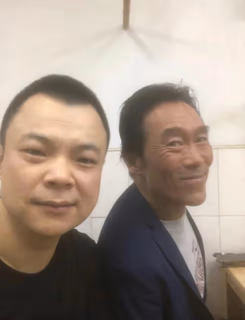 58歲香港戲骨定居內地，現身破舊麵館，因妻子出軌捲款消失疑抑鬱
