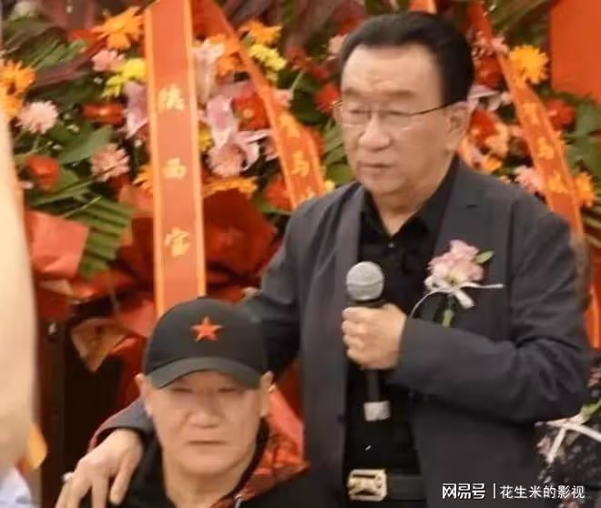 74歲侯耀華罕見露面,與謝東再次公開見面,當著眾人的面呵斥他