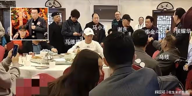 74歲侯耀華罕見露面,與謝東再次公開見面,當著眾人的面呵斥他