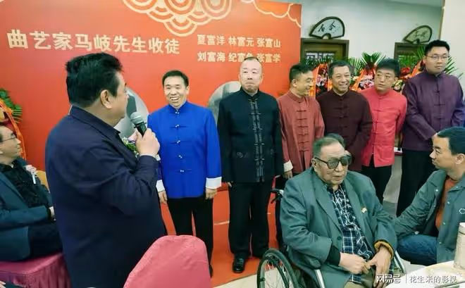 74歲侯耀華罕見露面,與謝東再次公開見面,當著眾人的面呵斥他