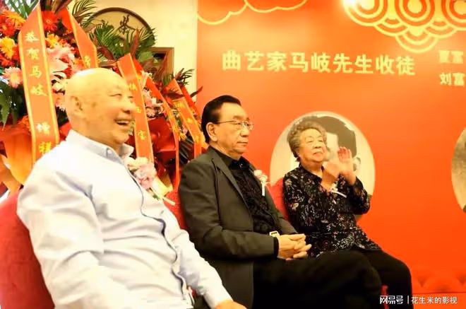74歲侯耀華罕見露面,與謝東再次公開見面,當著眾人的面呵斥他