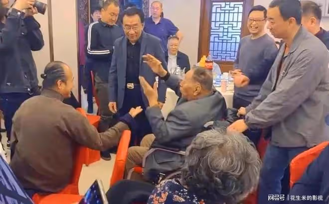 74歲侯耀華罕見露面,與謝東再次公開見面,當著眾人的面呵斥他