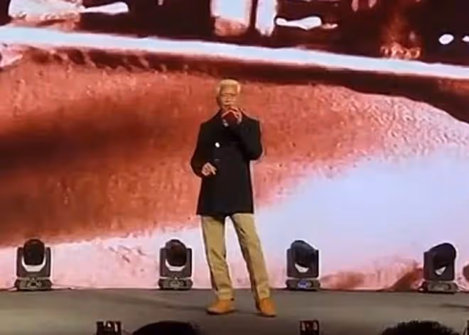 老戲骨高雄全家移居加拿大,久違回國商演撈金,滿頭白髮中氣十足