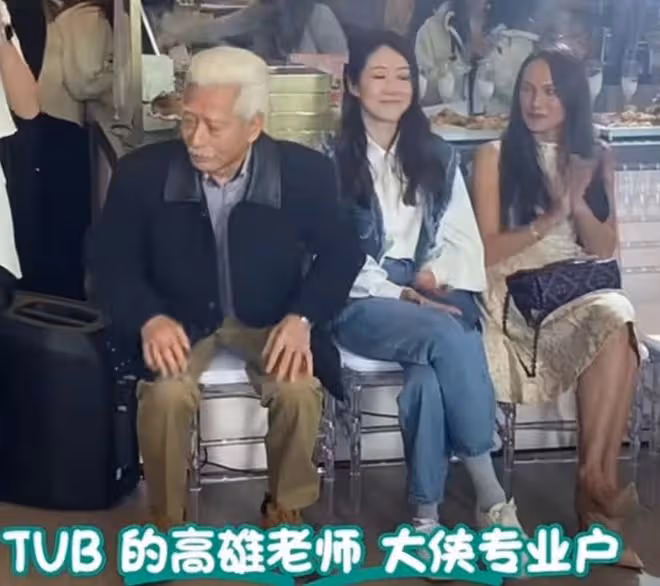 老戲骨高雄全家移居加拿大,久違回國商演撈金,滿頭白髮中氣十足