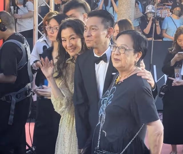 劉德華與新晉男偶像姜濤合照引熱議,網友誤以為是山東網紅姜濤