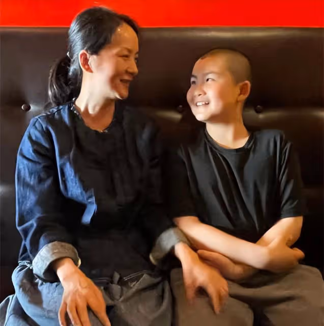 知名演員謝蘭美國生活照曝光,為兒子慶生太開心,愛子像爸師小紅