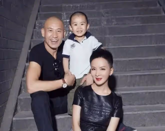 知名演員謝蘭美國生活照曝光,為兒子慶生太開心,愛子像爸師小紅