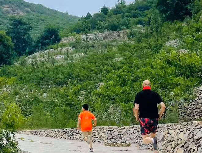 知名演員謝蘭美國生活照曝光,為兒子慶生太開心,愛子像爸師小紅