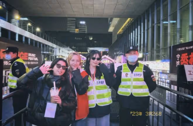 為了去看越來越貴的音樂節,我選擇去現場當保安