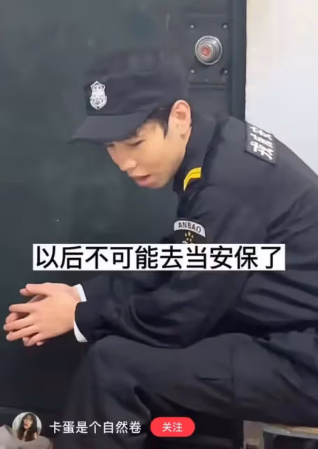 為了去看越來越貴的音樂節，我選擇去現場當保安