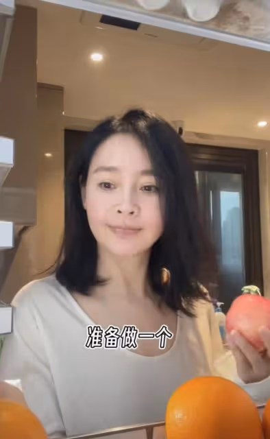 40歲於明加穿露腰裝做運動!身材豐滿凹凸有致,豪宅內景罕曝光