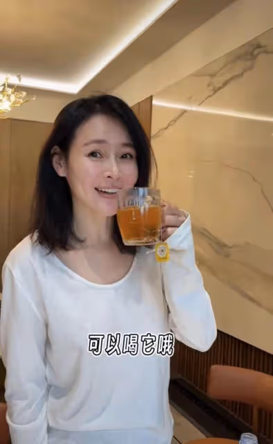 40歲於明加穿露腰裝做運動!身材豐滿凹凸有致,豪宅內景罕曝光