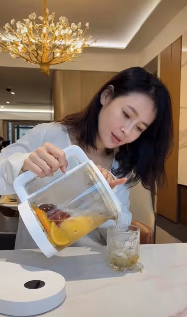 40歲於明加穿露腰裝做運動!身材豐滿凹凸有致,豪宅內景罕曝光