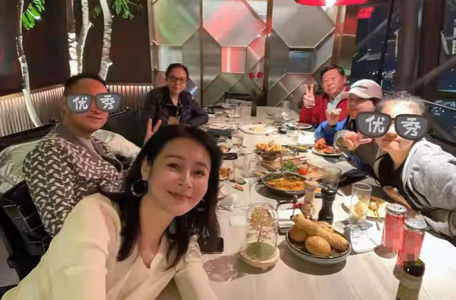 40歲於明加穿露腰裝做運動!身材豐滿凹凸有致,豪宅內景罕曝光