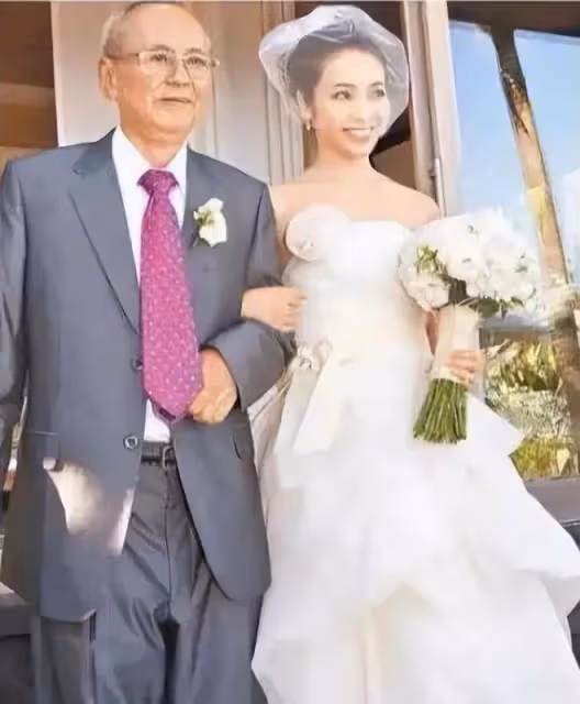 44歲侯佩岑慶祝結婚12周年,罕曬全家福甜蜜示愛老公:謝謝你娶我
