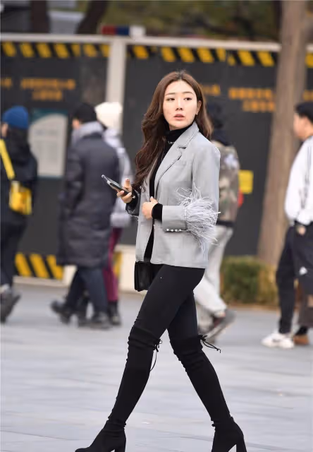 黑色緊身褲搭配黑色粗跟過膝長靴，淺灰色西服，混搭也可以很精緻