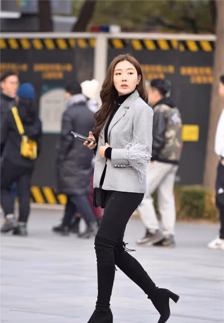 黑色緊身褲搭配黑色粗跟過膝長靴，淺灰色西服，混搭也可以很精緻