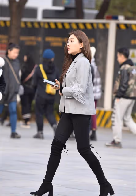 黑色緊身褲搭配黑色粗跟過膝長靴，淺灰色西服，混搭也可以很精緻