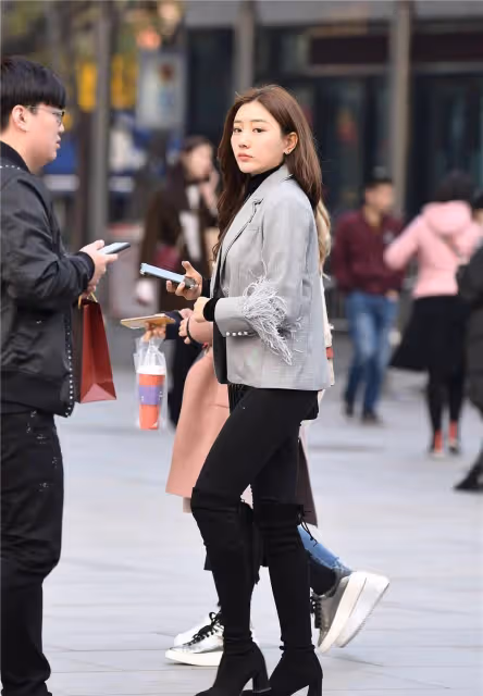 黑色緊身褲搭配黑色粗跟過膝長靴，淺灰色西服，混搭也可以很精緻