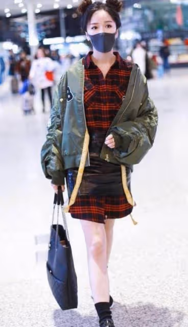 婁藝瀟胖再創新高！「肉肉腿」穿緊身褲廓形外套顯胖顯矮