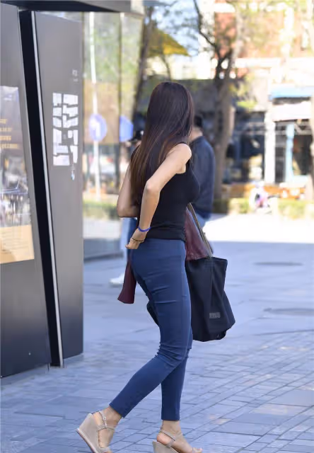 緊身牛仔褲搭配坡跟涼鞋，身材勻稱的姑娘，喜歡這樣風格
