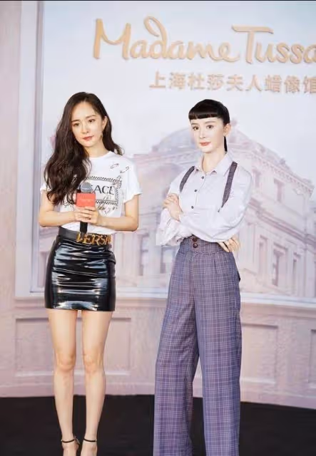 楊冪太愛秀腿了，挑的裙子不僅短還緊身，也就她這身材才敢穿